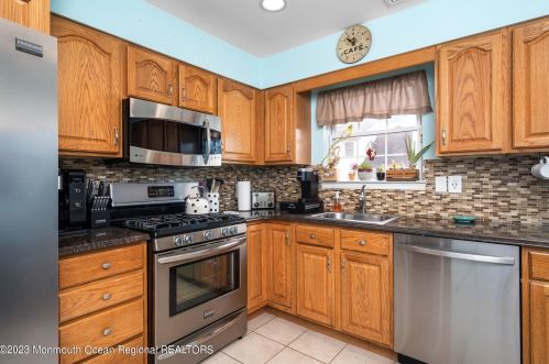 125 Shoreland Ter, Middletown NJ  07748-6212 exterior