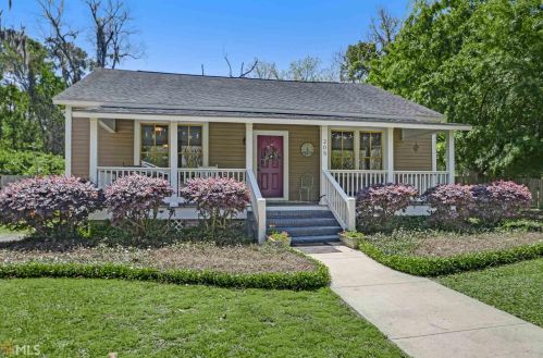 205 3rd St, Woodbine, GA 31569-2001