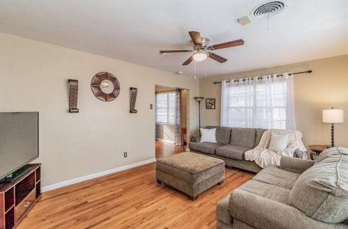 1304 Tucker St, Fort Worth TX  76104-2140 exterior