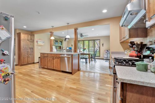18 Melody Ln, Middletown, NJ 07748-1122