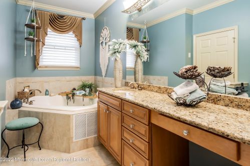 34 Redwood Dr, Tinton Falls NJ  07712-8702 exterior