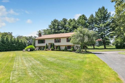 91 Woodlawn Rd, Upper Stepney, CT 06468-2127