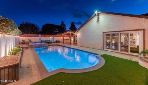 5990 Fearing St, Simi Valley, CA 93063-3611