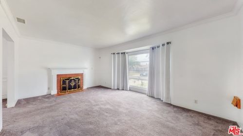 9702 7th Ave, Inglewood, CA 90305-3216