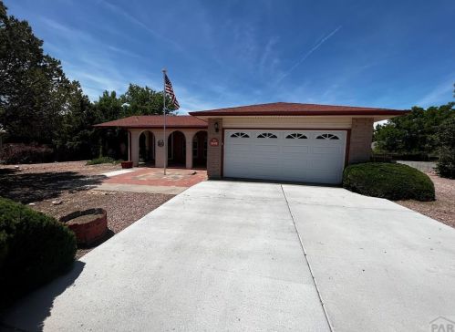 127 Middlecoff Dr, Pueblo, CO 81007-1820