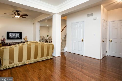 9 Nestlewood Way, Princeton NJ  08540-6132 exterior