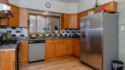 2556 Hillock Ave, Chicago, IL 60608-5722