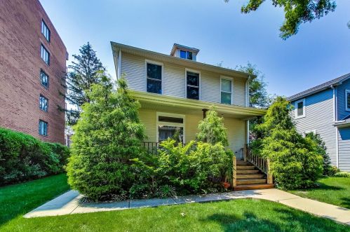 1379 Perry St, Des Plaines, IL 60016-4304