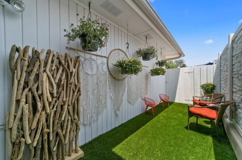 10526 Berry Knl Dr, Dallas TX  75230-4245 exterior