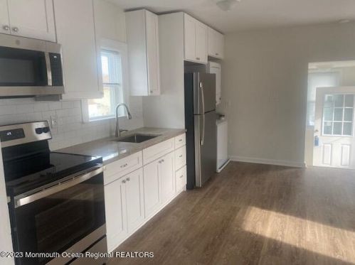 39 Leighton Ave, Tinton Falls NJ  07701-1214 exterior