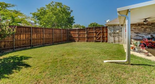 1525 Bastrop Dr, Carrollton TX 75010-6423 exterior