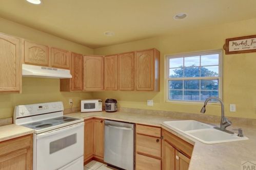 917 Palomar Dr, Pueblo, CO 81007-6449