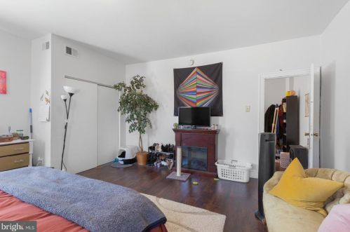 1138 19 St, Philadelphia PA  19146-2936 exterior