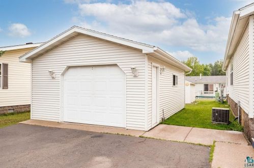 1 Redwood Dr, Duluth, MN 55810-2039