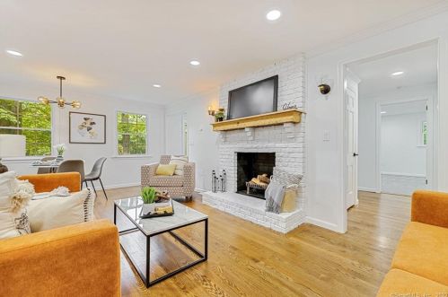 1090 Avery St, Wapping CT  06074-2301 exterior