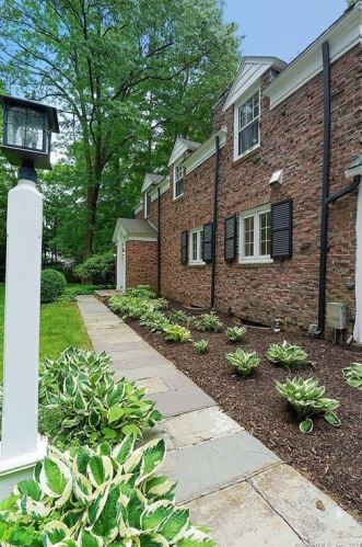 51 Hunter Dr, Hartford, CT 06107-1016