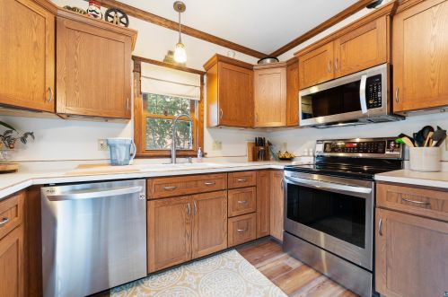 2039 8th St, Duluth, MN 55812-1327