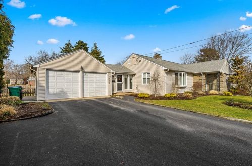 155 Weetamoe Dr, Warwick, RI 02888-5336