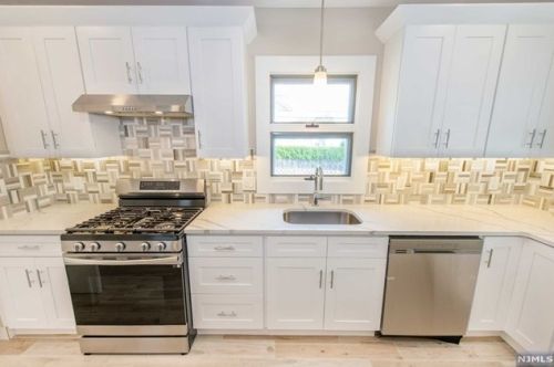 176 Chestnut St, Outwater, NJ 07026-2728