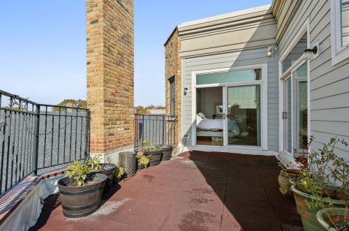 650 Barry Ave, Chicago IL  60657-4526 exterior