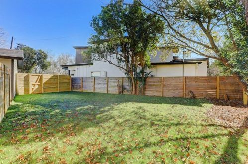 1406 Camelot Cir, Austin TX  78745-1852 exterior