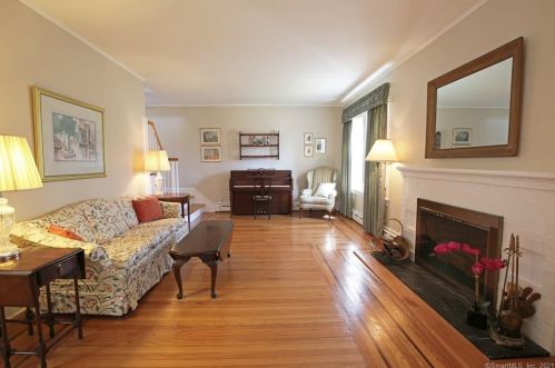 15 Avalon Cir, Waterbury, CT 06710-1102