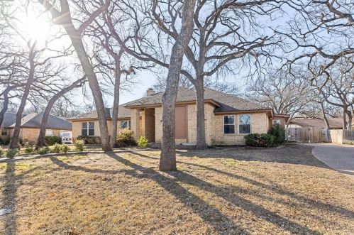 1816 Crooked Ln, Fort Worth, TX 76112-4509