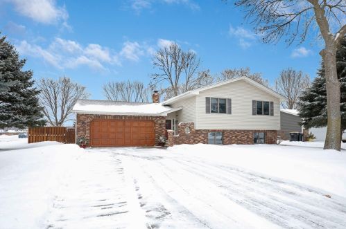 1005 Naumkeag St, Prior Lake, MN 55379-2811