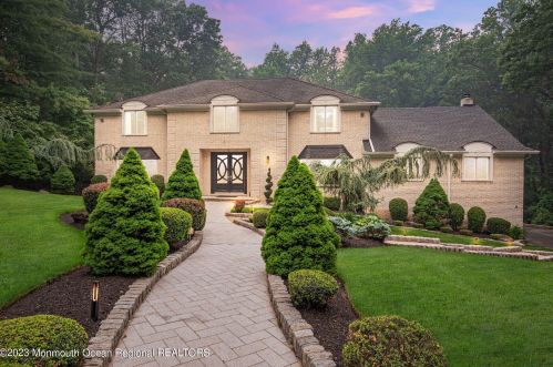 2 Crossbrook Ct, Holmdel Village, NJ 07733-1807