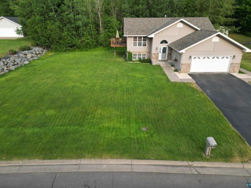 201 Chambersburg Dr, Duluth, MN 55811-3202