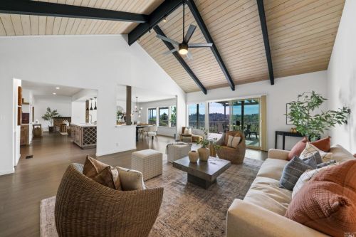 127 Fernwood Dr, San Rafael, CA 94901-1543