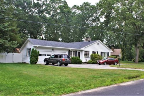 108 Squantum Dr, Warwick, RI 02888-5321