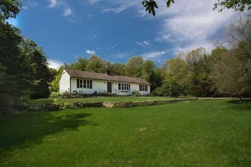 379 Forsyth Rd, Colchester CT  06420-4018 exterior