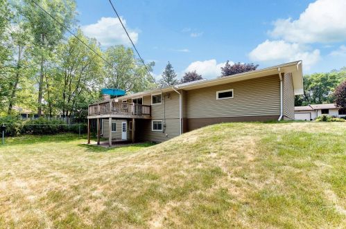 517 Fairfield Dr, Saint Paul, MN 55112-6510
