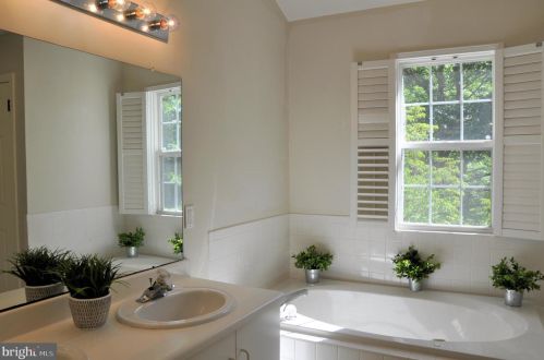 8 Burr Dr, Princeton NJ  08540-1950 exterior