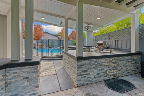 1068 Matthew Ct, Windsor CA  95492-8778 exterior