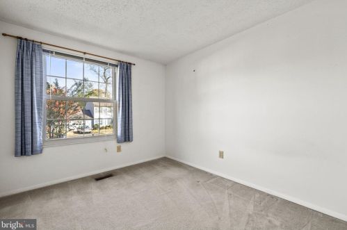 10217 Steamboat Landing Ln, Springfield, VA 22015-2541