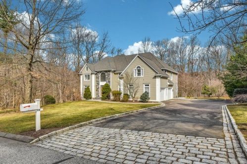 19 Hidden Pond Ln, Huntington, CT 06484-5768