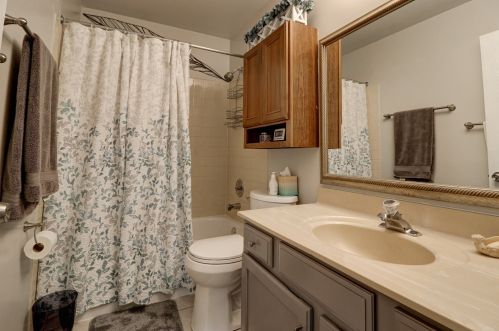 649 Sunrise Ct, Carol Stream IL  60188-1683 exterior