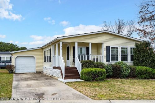 800 Hammock Ct, Lakehurst, NJ 08759-3526