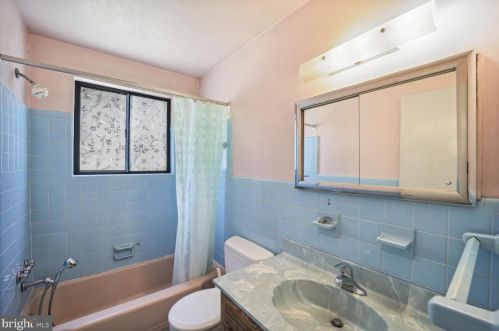 811 Malibu Dr, Silver Spring MD 20901-3648 exterior