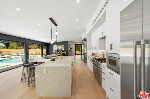 17137 Escalon Dr, Van Nuys CA  91436-4029 exterior