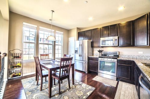 3275 Coral Ln, Glenview, IL 60026-6804