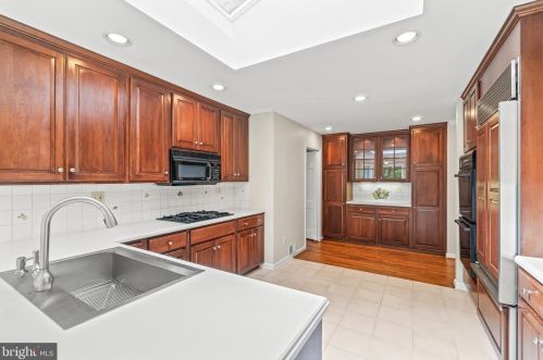 8318 Oakford Dr, Springfield, VA 22152-1612