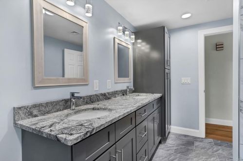 19 Mohawk Cir, Windsor CT  06095-2656 exterior