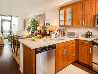 2112 6th Ave, Seattle WA  98109-2401 exterior