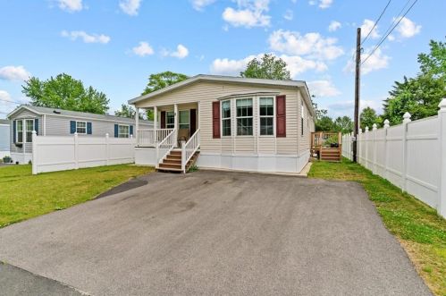 8 Pond Rd, Glocester, RI 02814-2106