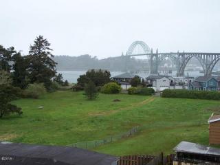 233 27th St, Newport, OR 97365-5248