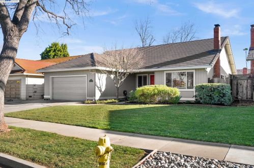 3674 Thousand Oaks Dr, San Jose, CA 95136-1443