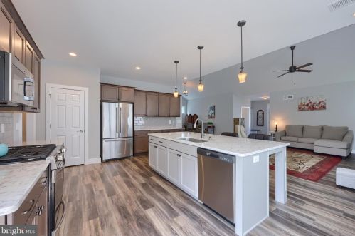 412 Constitution Dr, Ephrata PA  17522 exterior